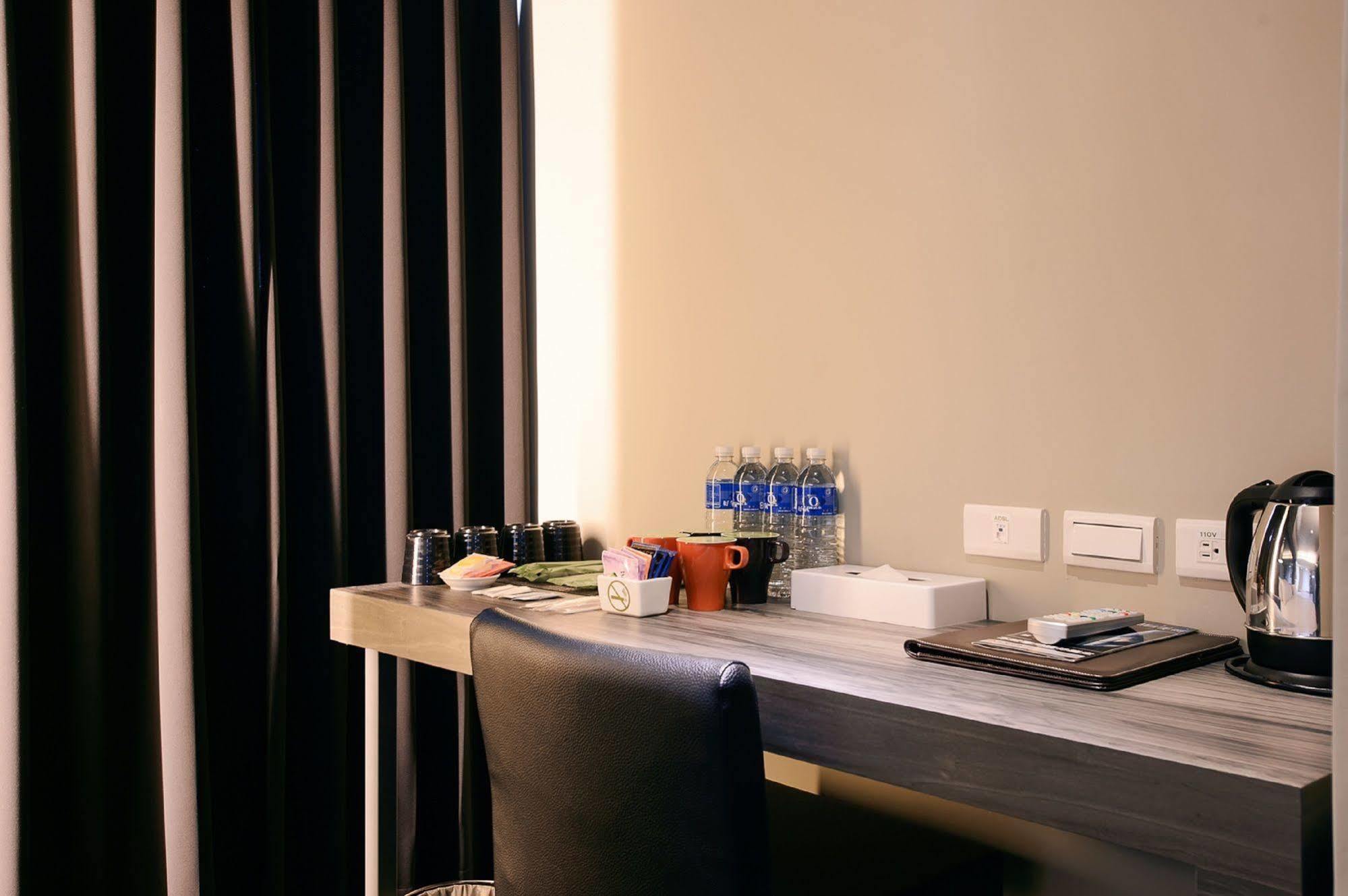 Kiwi Express Hotel - Jiuru Rd Kaohsiung Buitenkant foto