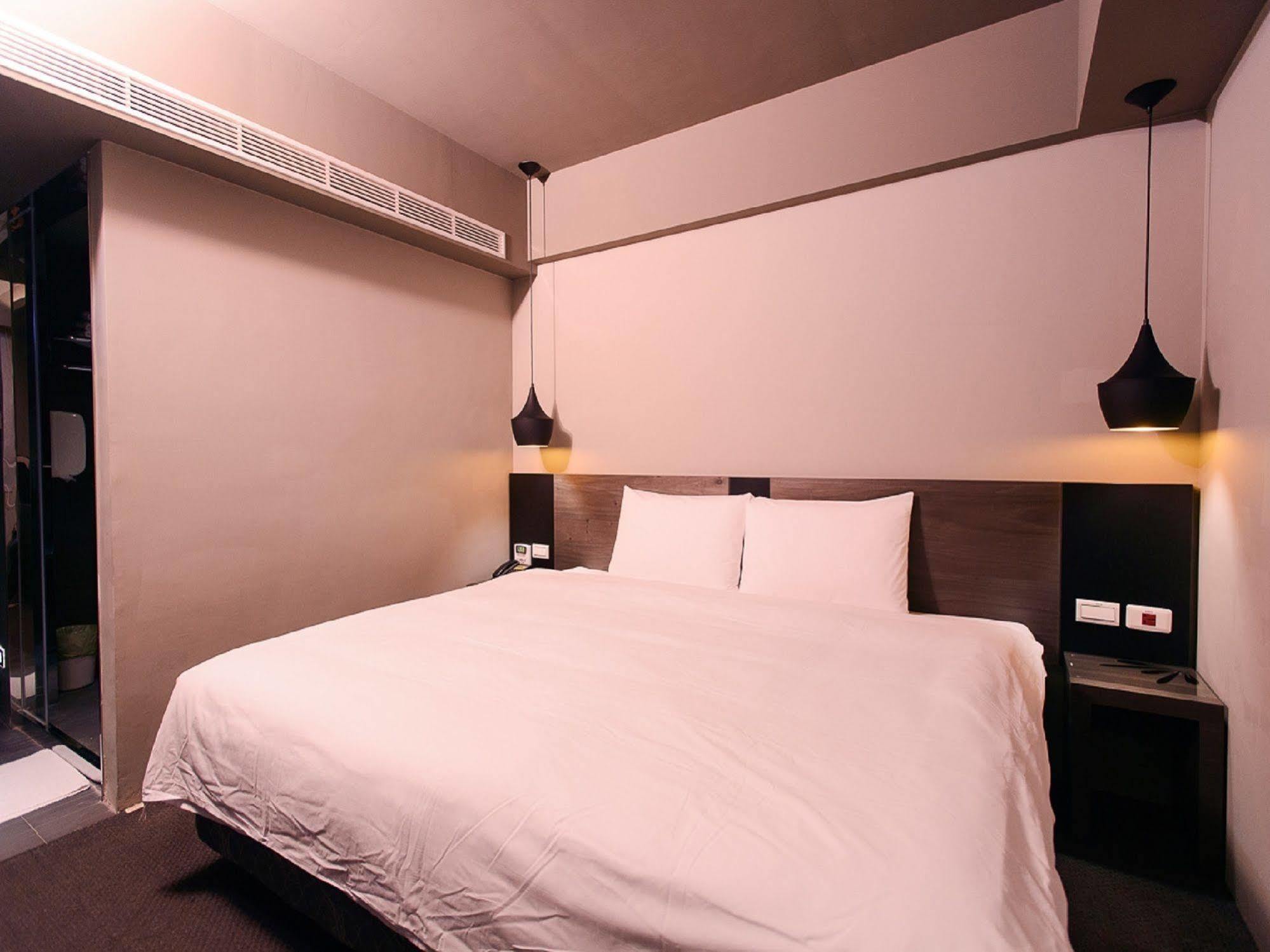 Kiwi Express Hotel - Jiuru Rd Kaohsiung Buitenkant foto