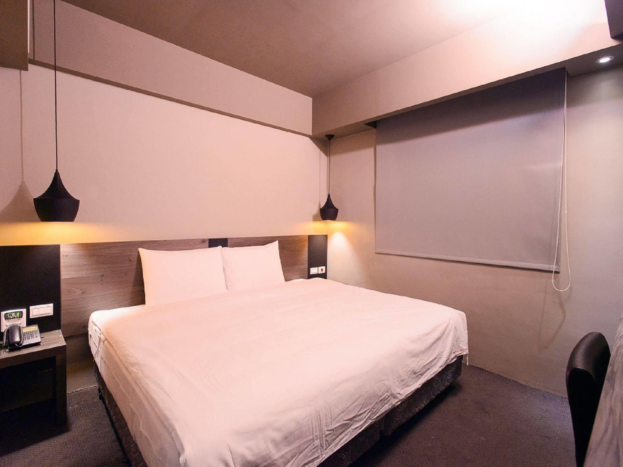 Kiwi Express Hotel - Jiuru Rd Kaohsiung Buitenkant foto