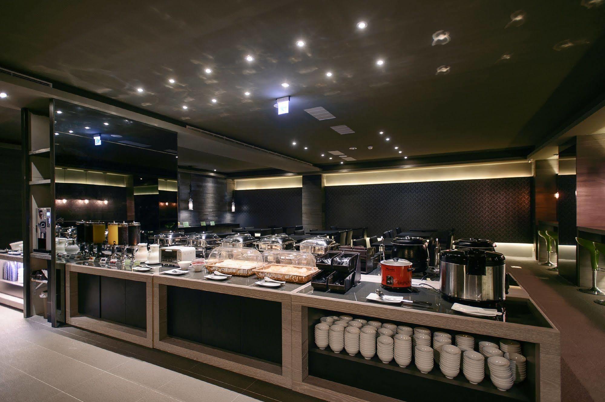 Kiwi Express Hotel - Jiuru Rd Kaohsiung Buitenkant foto